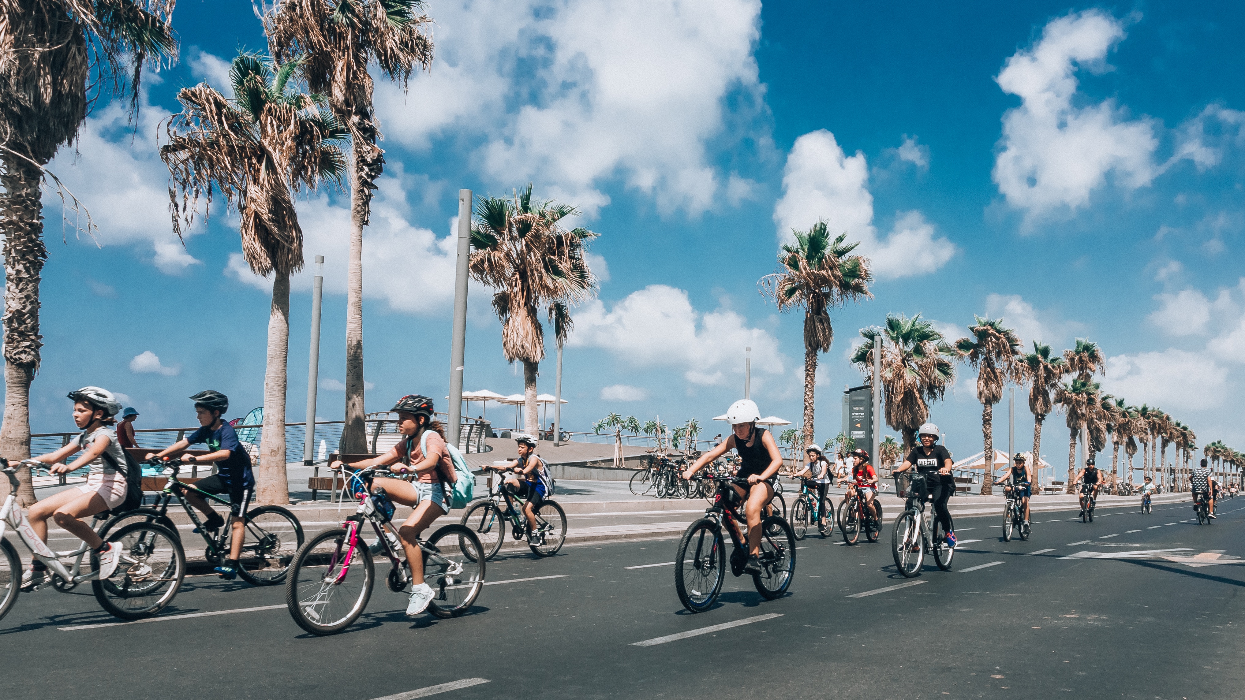 yoav-aziz-qYbK50b9vPs-unsplash